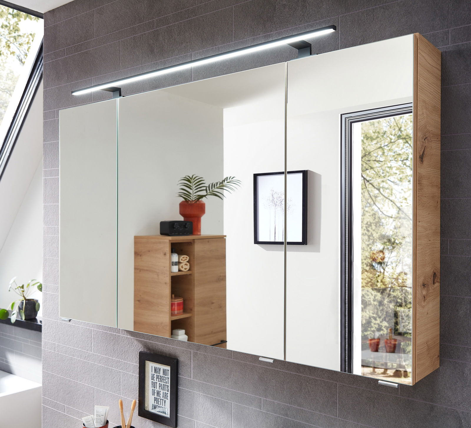 Spiegelschrank im Badezimmer mit Holzrahmen und integrierter LED-Beleuchtung, seitliche Perspektive