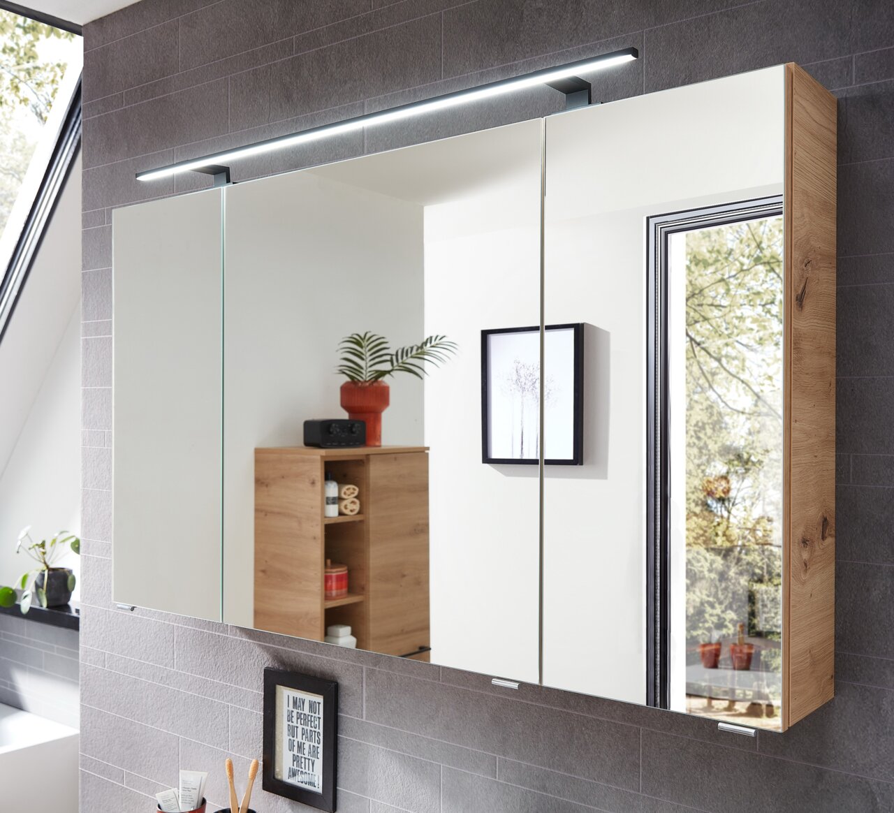 Spiegelkast in de badkamer met houten lijst en ingebouwde ledverlichting, zijaanzicht