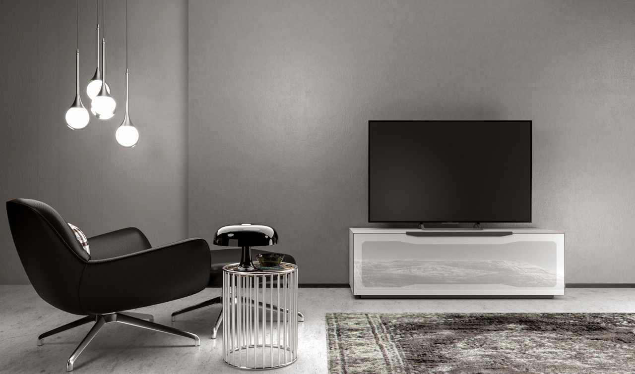 Munari TV-Lowboard RAVENNA Modernes Wohnzimmer mit TV-Lowboard in Weiß, frontal betrachtet, neben einem schwarzen Sessel und einem Beistelltisch.