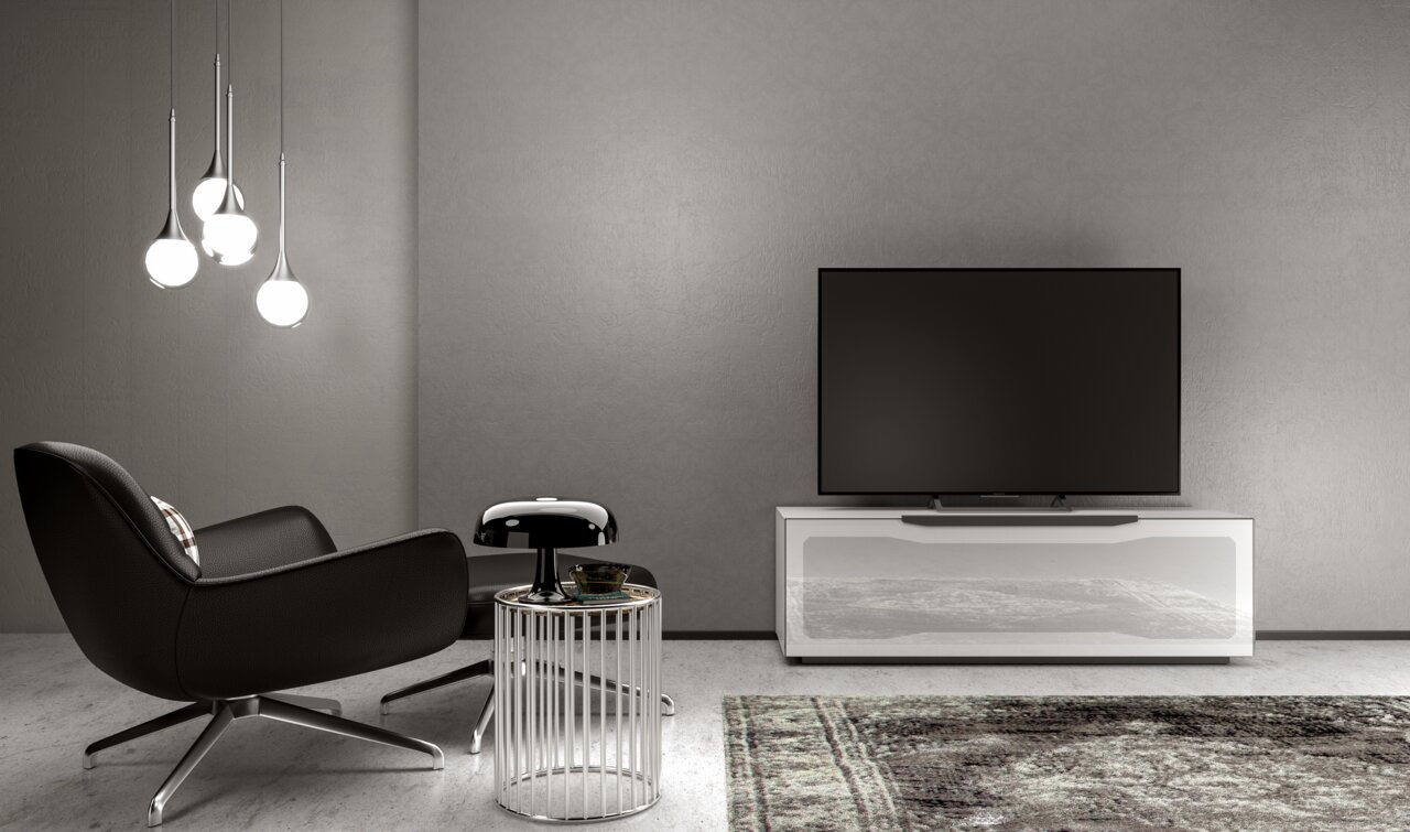 Modernes Wohnzimmer mit TV-Lowboard in Weiß, frontal betrachtet, neben einem schwarzen Sessel und einem Beistelltisch.