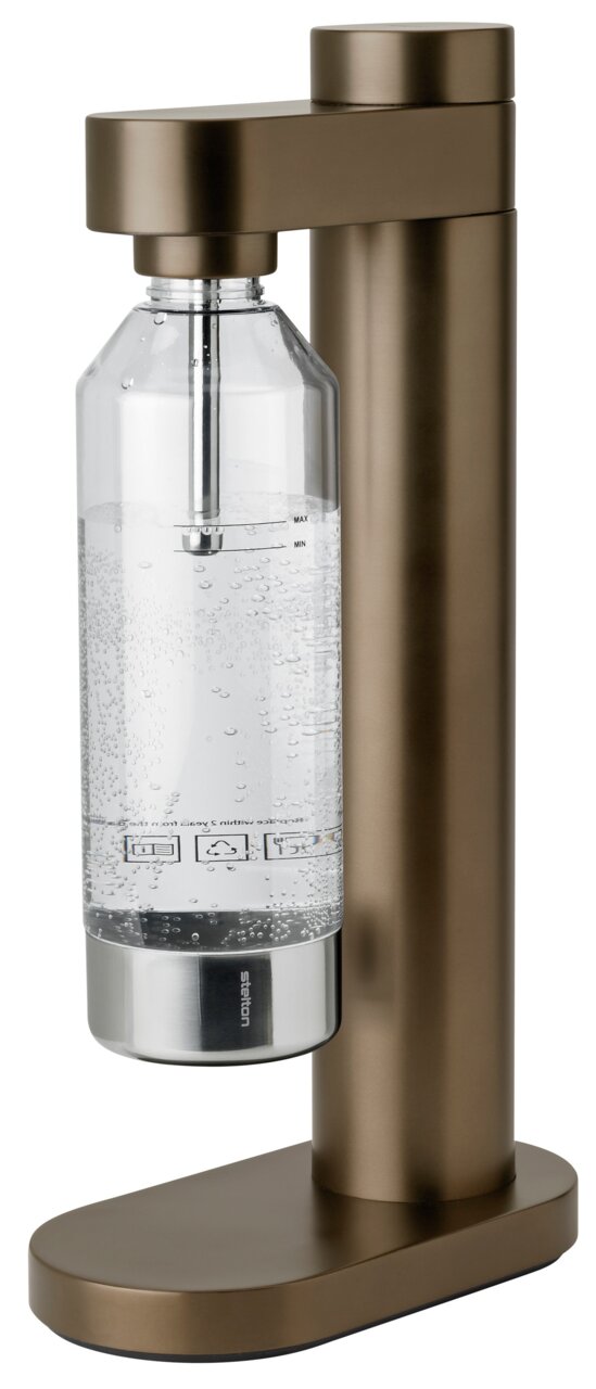 Stelton Wassersprudler BRUS Seitenansicht eines dunkelbraunen Wassersprudlers mit einer transparenten Flasche, die mit sprudelndem Wasser gefüllt ist.