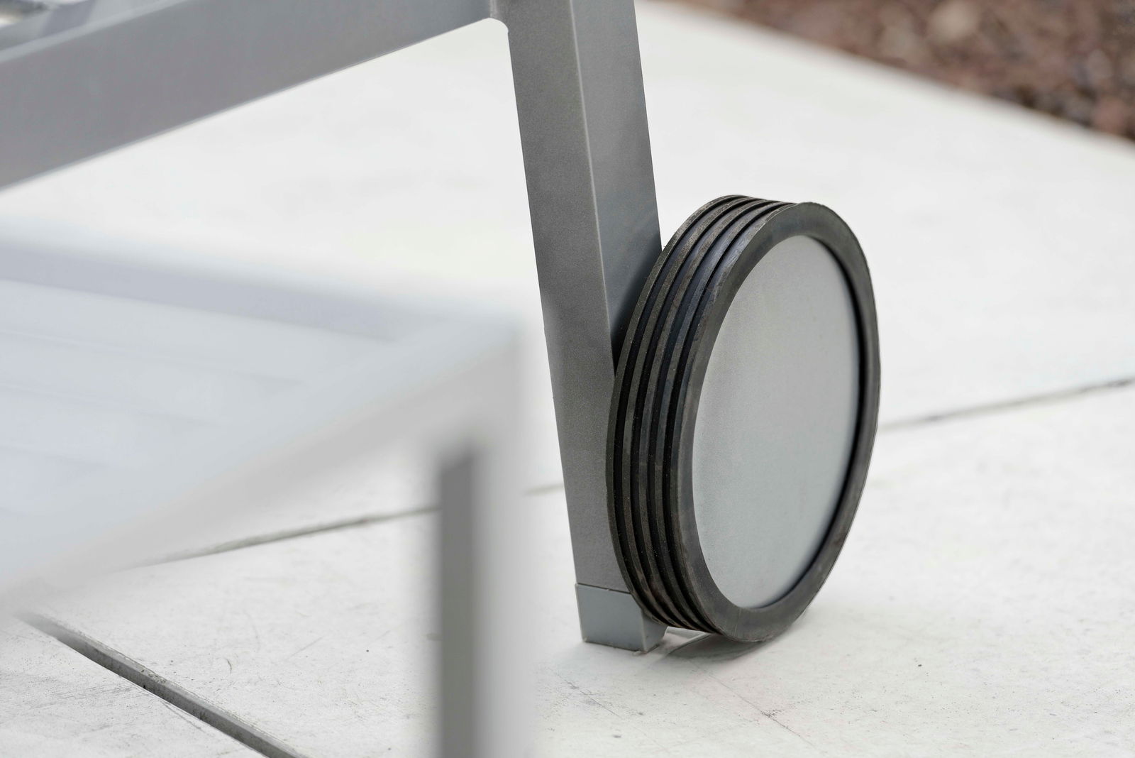 Nahaufnahme eines Rades einer Rollenliege, seitliche Perspektive