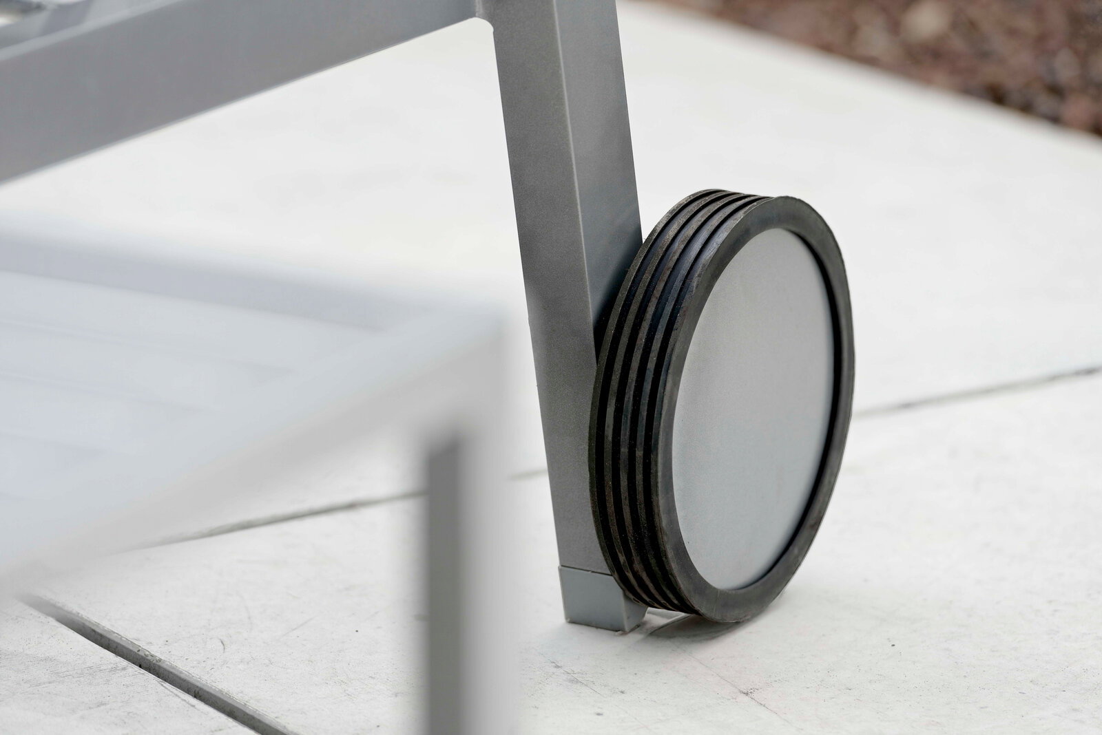 Nahaufnahme eines Rades einer Rollenliege, seitliche Perspektive