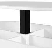 Detailaufnahme eines weißen Möbelstücks mit schwarzem, quadratischem Metallpfosten unter einer weißen Ablageplatte, perspektivisch von vorne leicht schräg aufgenommen