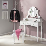 Weißer Schminktisch mit ovalem Spiegel und drei Schubladen, frontal fotografiert, mit passendem Hocker und dekorativen Accessoires.