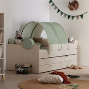 Kinderbett mit mintgrünem Betthimmel/Baldachin mit weißen Punkten und passenden Kissen im Kinderzimmer, seitliche Perspektive von schräg vorne