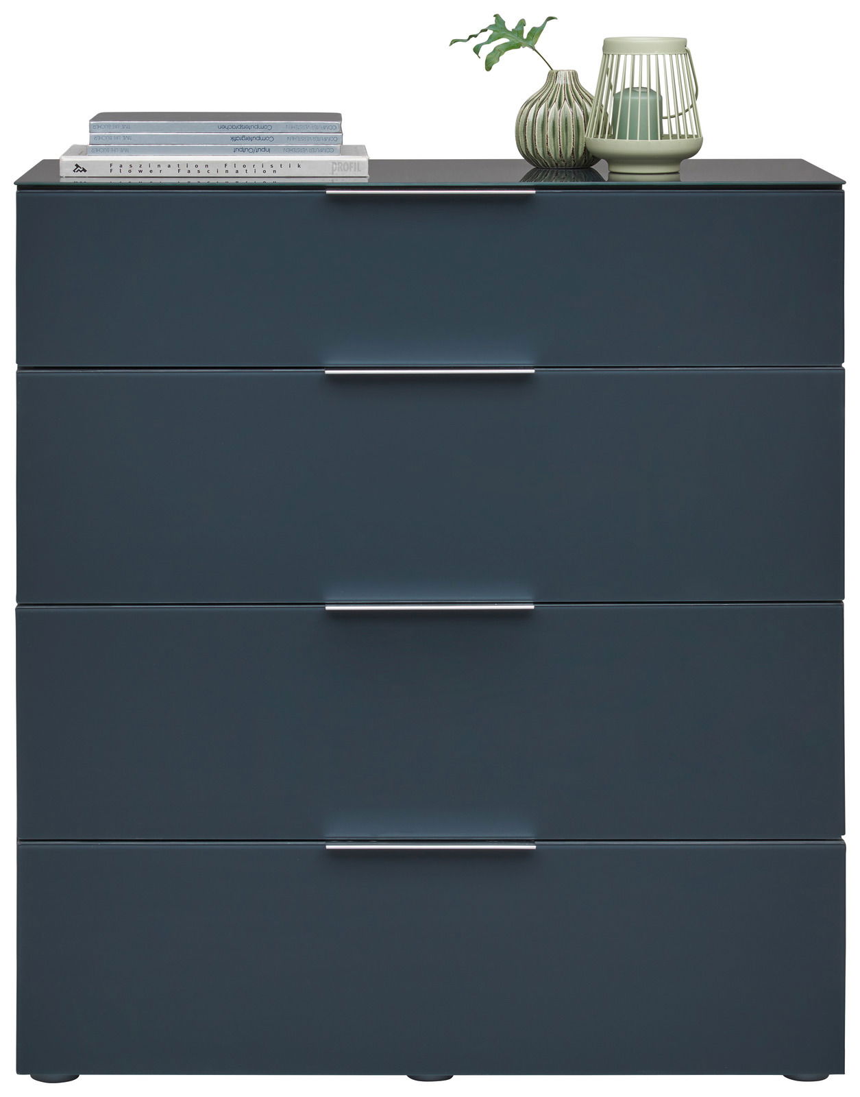 Schubkastenkommode mit vier Schubladen in dunklem Blau, dekoriert mit Büchern und einer Vase, Frontalansicht