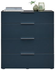 Schubkastenkommode mit vier Schubladen in dunklem Blau, dekoriert mit Büchern und einer Vase, Frontalansicht