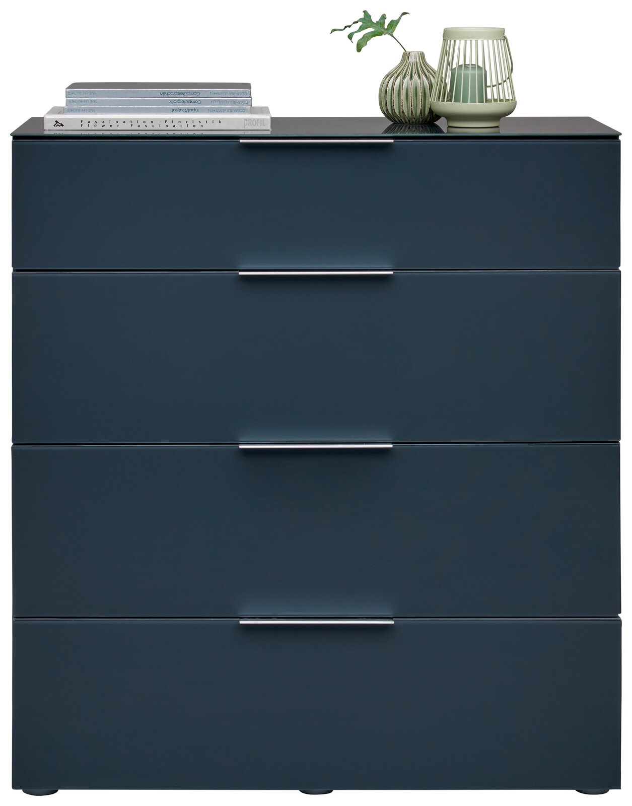 Schubkastenkommode mit vier Schubladen in dunklem Blau, dekoriert mit Büchern und einer Vase, Frontalansicht