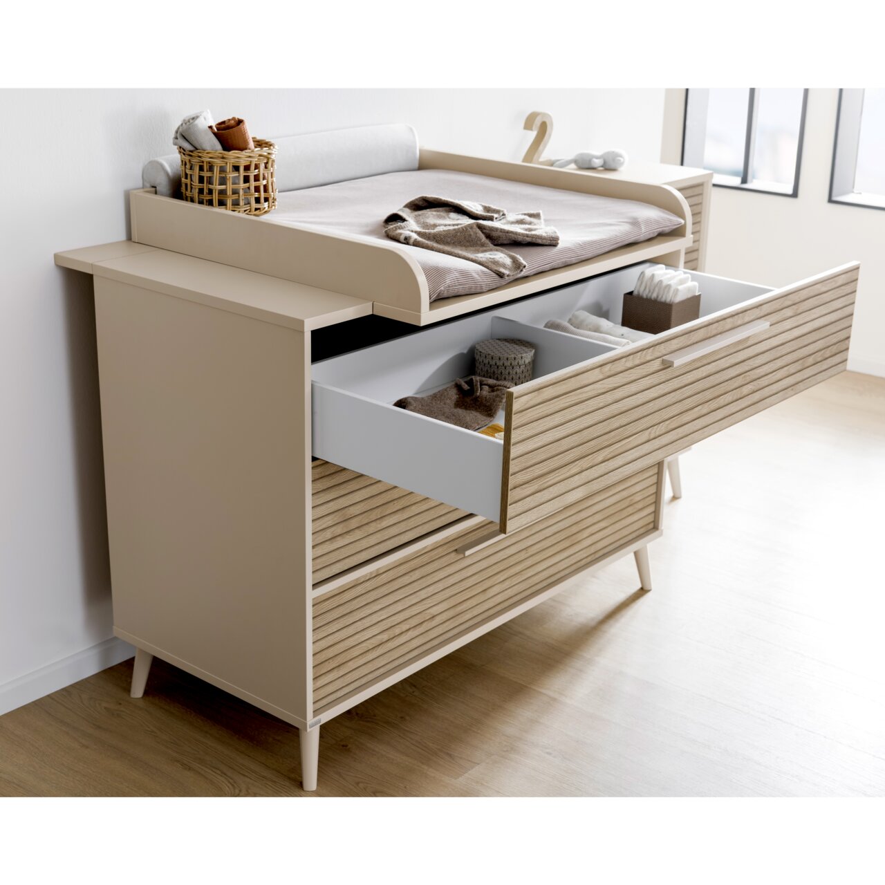 Paidi Wickelaufsatz breit EEFJE Wickelaufsatz breit auf einer Kommode mit geöffneten Schubladen, seitliche Perspektive
