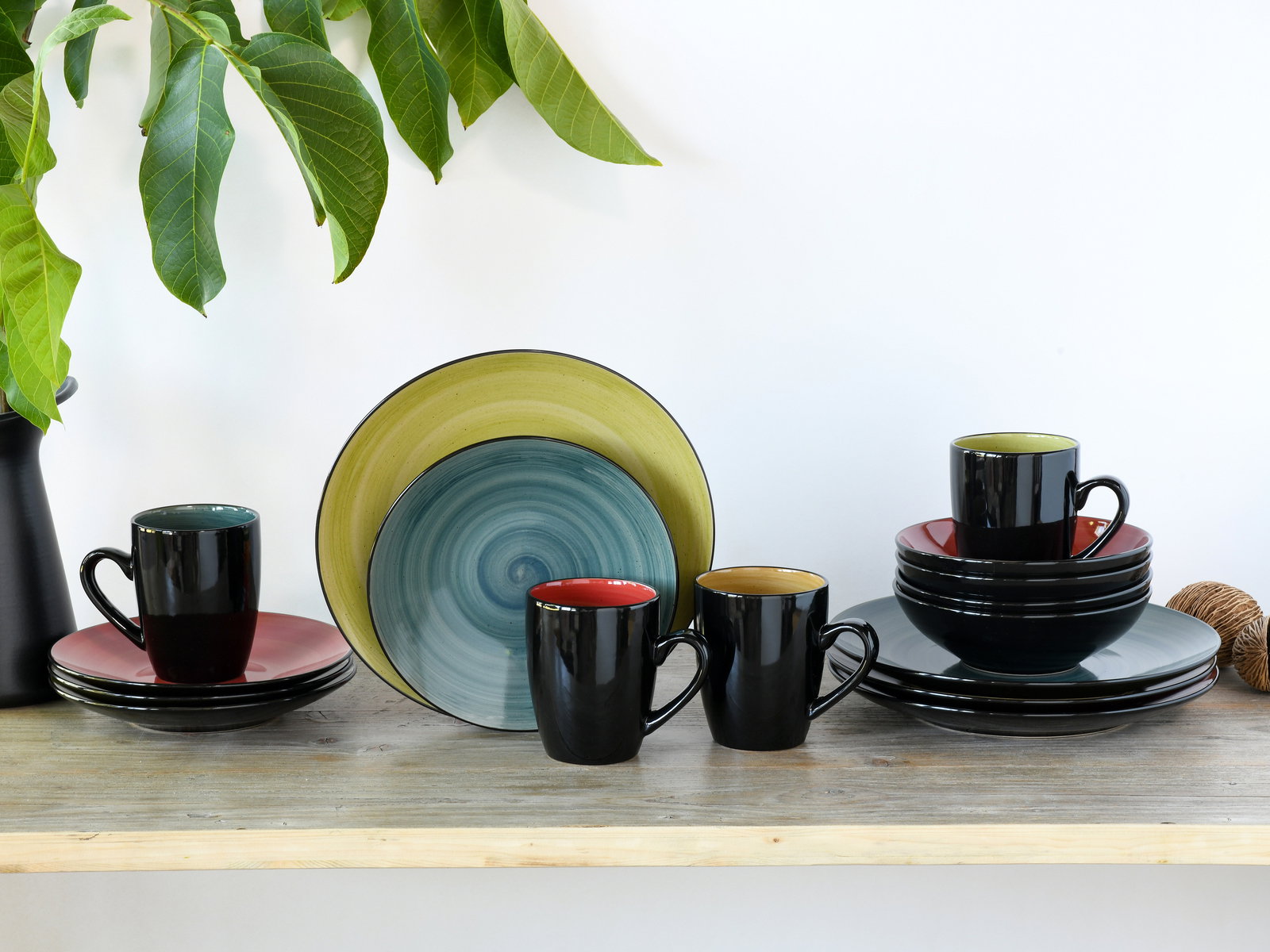 Creatable Kombiservice 16-tlg SAMBA Kombiservice 16-tlg in verschiedenen Farben, bestehend aus Tassen, Tellern und Schalen, auf einem Holzregal ausgestellt. Frontalansicht.