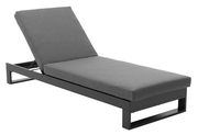 Graue Sonnenliege mit verstellbarer Rückenlehne, seitliche Perspektive