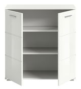 Weiße Kommode mit zwei offenen Türen, die einen Blick auf zwei Regalböden im Inneren bieten, Frontalansicht.