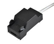 Schwarzes rechteckiges Gehäuse mit Kabel, seitliche Perspektive