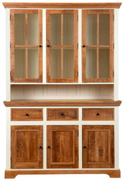 Vitrinenschrank aus Holz mit drei Glastüren oben und drei Schubladen sowie drei Holztüren unten, Frontalansicht