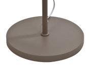 Close-up in vooraanzicht van de ronde taupekleurige voet van een lamp, met centrale stang en zichtbaar wit snoer tegen een witte achtergrond