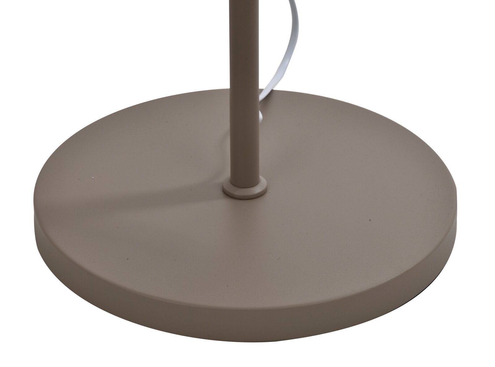Close-up in vooraanzicht van de ronde taupekleurige voet van een lamp, met centrale stang en zichtbaar wit snoer tegen een witte achtergrond