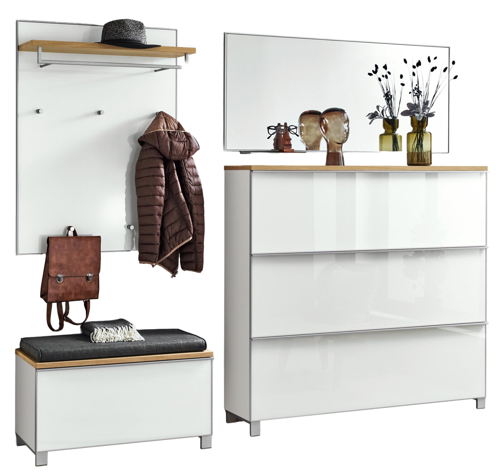 Flur-Garderoben-Set in Weiß mit Eiche-Ablage, Wandpaneel mit Haken und Kleiderstange sowie Schuhschrank und Spiegel, frontal aus leicht schräger Perspektive aufgenommen