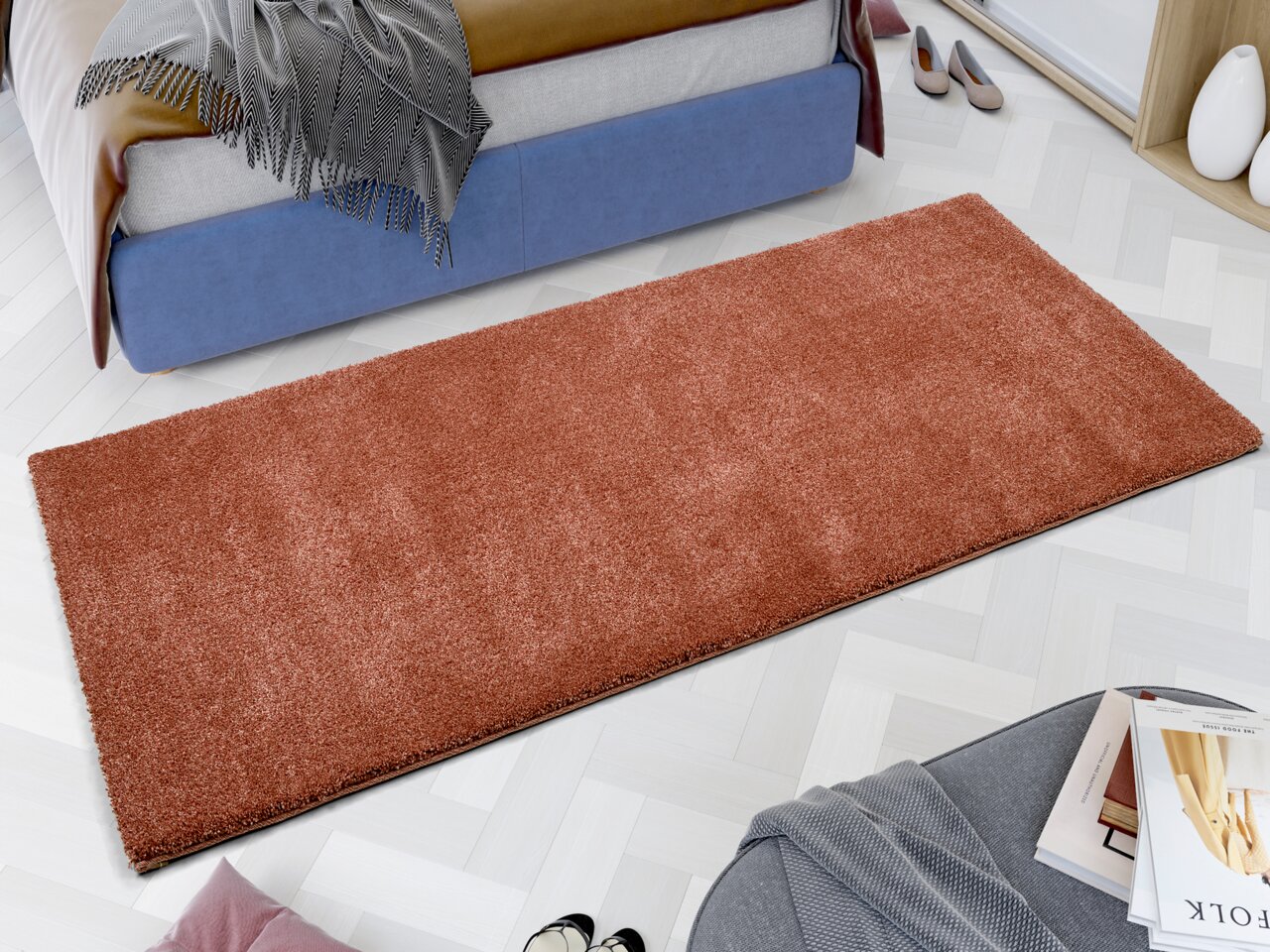 Roter Uni-Teppich in einem modernen Schlafzimmer, aus der Vogelperspektive fotografiert.