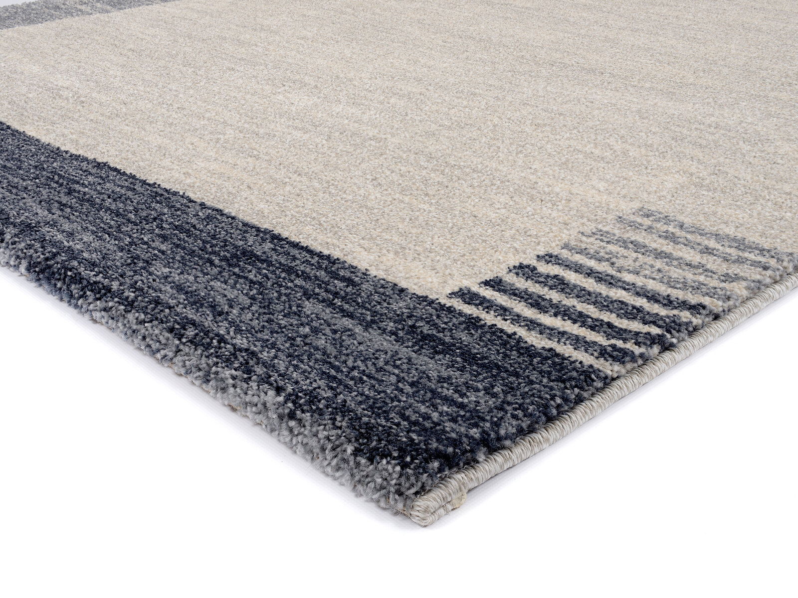 Nahaufnahme eines Frisé-Teppichs mit grauen und beigen Streifen, perspektivisch von der Seite aufgenommen.