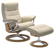 Beige fauteuil met bijpassende voetenbank, zijaanzicht