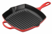 Rode gietijzeren grillpan met groeven, bovenaanzicht