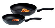 Zweiteiliges Pfannenset CENIT mit schwarzer Antihaftbeschichtung, seitliche Perspektive, eine Pfanne mit Kartoffelstücken und die andere mit einer Garnele.
