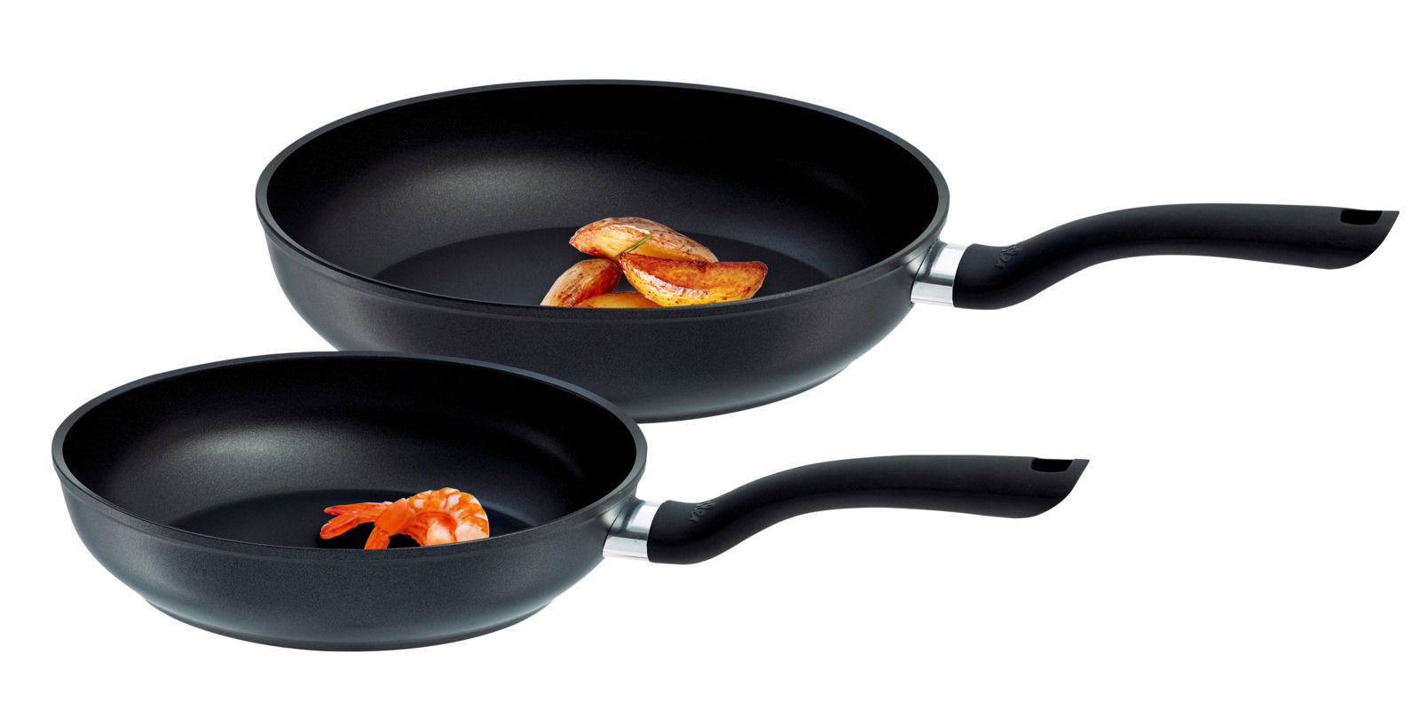Zweiteiliges Pfannenset CENIT mit schwarzer Antihaftbeschichtung, seitliche Perspektive, eine Pfanne mit Kartoffelstücken und die andere mit einer Garnele.