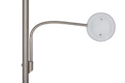 Detailansicht einer LED-Stehleuchte mit flexiblem Arm und rundem Leuchtkopf in seitlicher Perspektive.