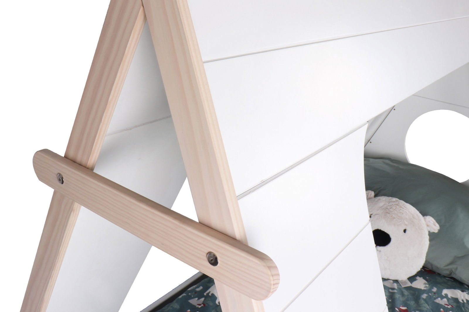 Nahaufnahme eines Kinderbetts in Tipi-Form mit Holzelementen und weißer Verkleidung, seitliche Perspektive.