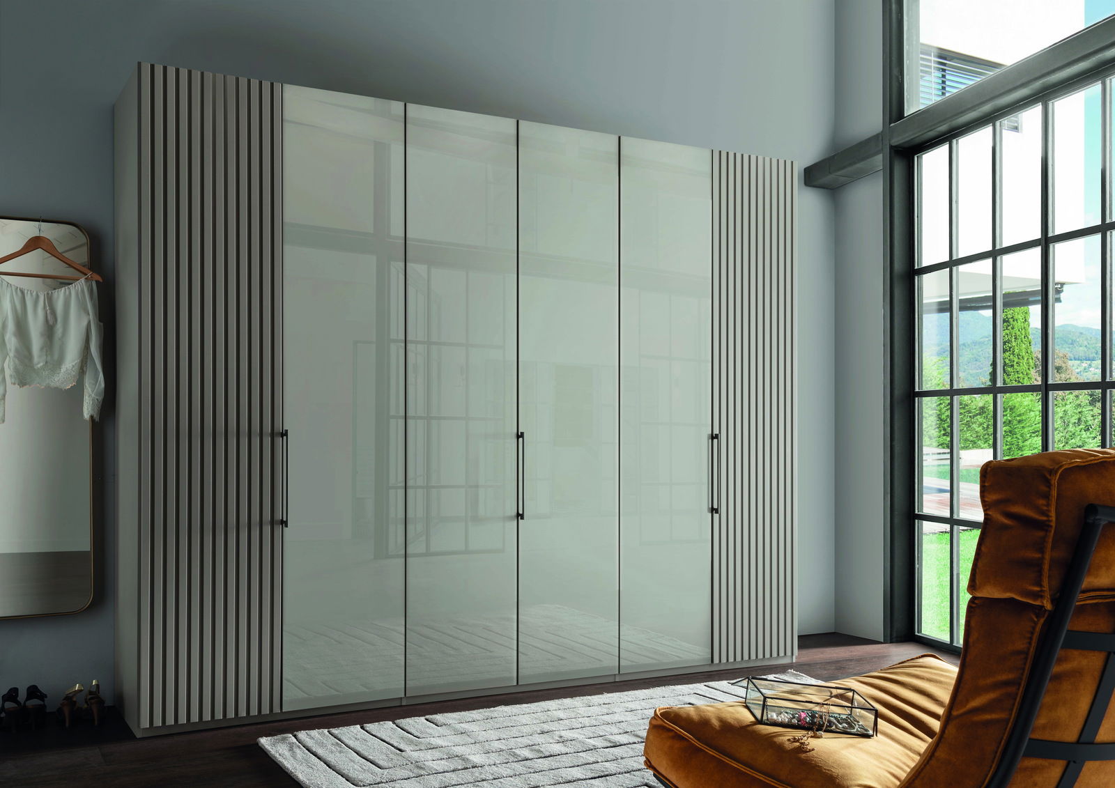 Novel Drehtürenschrank TEXAS Moderner Drehtürenschrank mit glänzenden Fronten und vertikalen Griffen, seitliche Perspektive