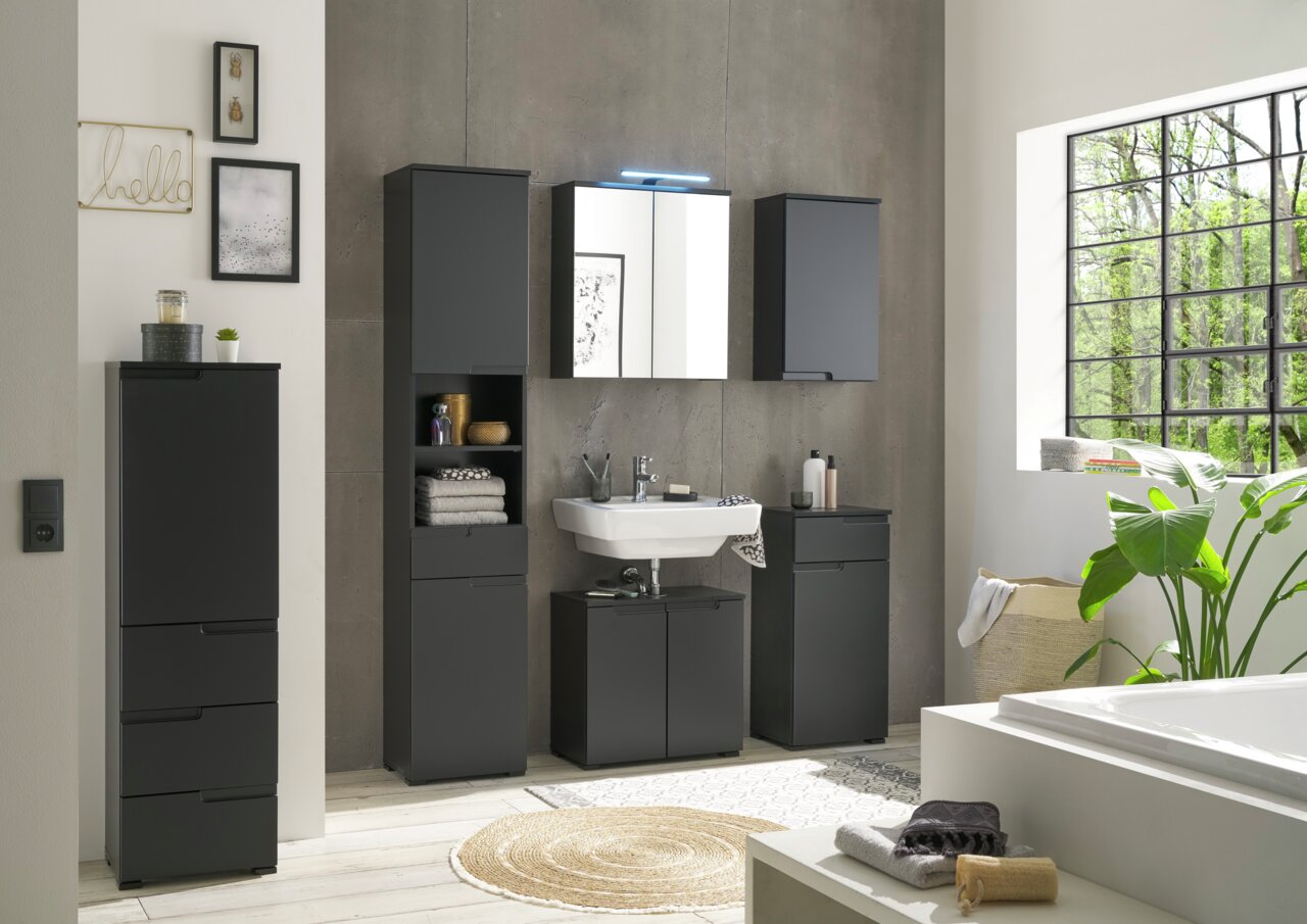 Moderner Spiegelschrank in einem stilvollen Badezimmer, frontal betrachtet, mit dunklen Schränken und einem Waschbecken darunter.