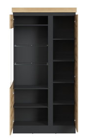 Vitrine met open deuren, zwarte planken en houten frame, vooraanzicht