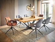 Esszimmer mit modernem Holztisch und sechs Sesseln der Serie AMSTERDAM in verschiedenen Farben, seitliche Perspektive.