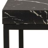 Nahaufnahme eines Couchtischs mit schwarzer, marmorierter Oberfläche und schwarzem Metallgestell, seitliche Perspektive.