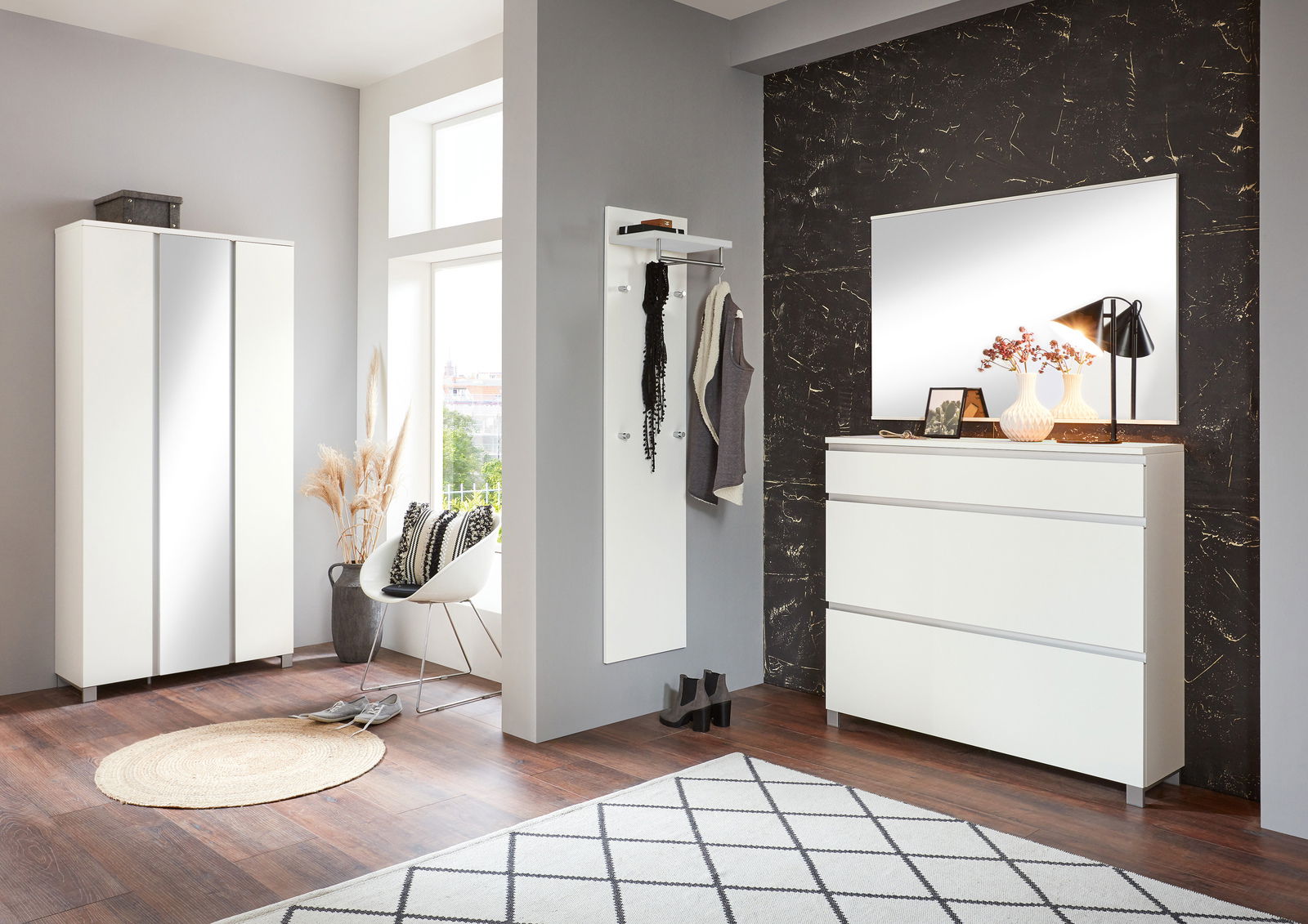 Moderner Eingangsbereich mit weißem Garderobenschrank, Spiegel und Schuhschrank, seitliche Perspektive