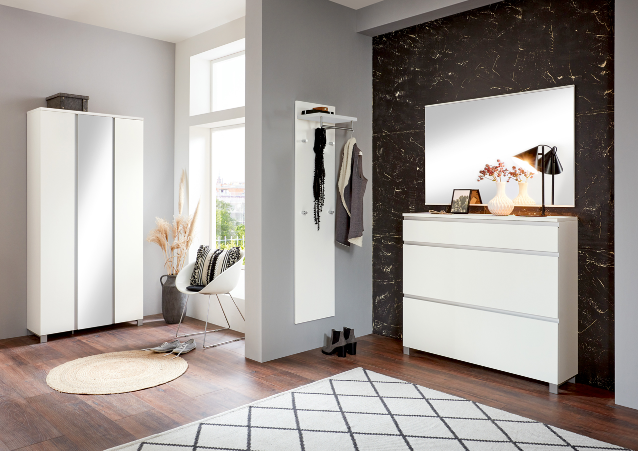 VOSS XL-Garderobenschrank SALEA Moderner Eingangsbereich mit weißem Garderobenschrank, Spiegel und Schuhschrank, seitliche Perspektive