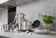 Elegantes 10-teiliges Topfset aus Edelstahl in moderner Küchenumgebung, seitliche Perspektive.
