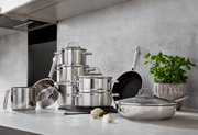 Elegante 10-delige pannenset van roestvrij staal in een moderne keuken, zijaanzicht.