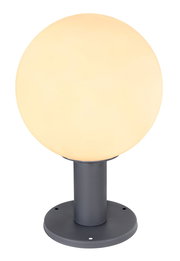 Kugelförmige Außenleuchte mit warmem Licht auf einem grauen Sockel, seitliche Perspektive