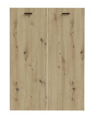 Zwei Holztüren mit natürlicher Maserung und schwarzen Griffen, frontal betrachtet.