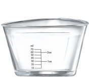 Messbecher aus Glas mit Skala in Millilitern und Unzen, seitliche Perspektive