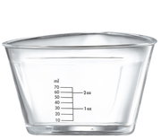 Messbecher aus Glas mit Skala in Millilitern und Unzen, seitliche Perspektive