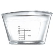 Messbecher aus Glas mit Skala in Millilitern und Unzen, seitliche Perspektive