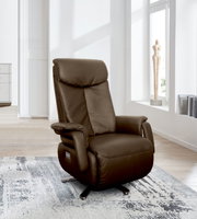 Bruine leren tv-fauteuil in een moderne woonkamer, gezien vanaf de zijkant.
