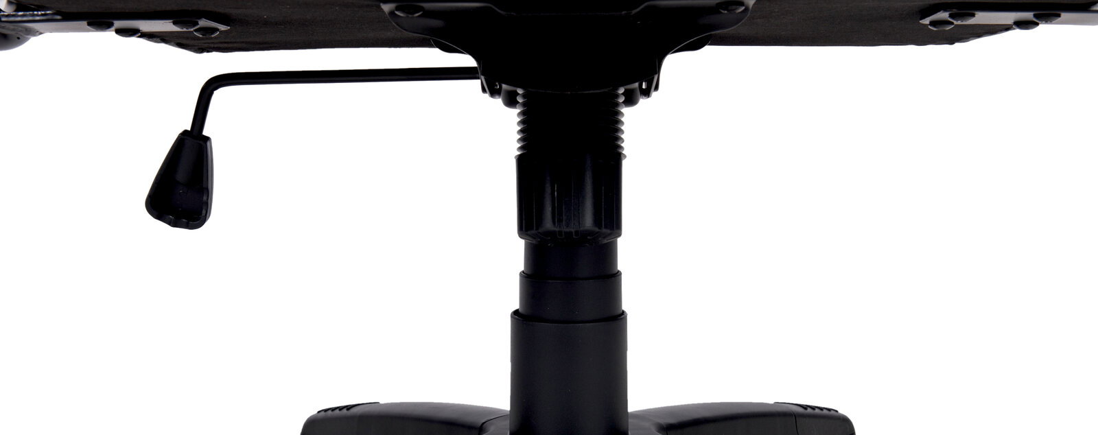 Nahaufnahme der Unterseite eines Chefsessels mit Fokus auf die Höhenverstellung und den Gasliftmechanismus.