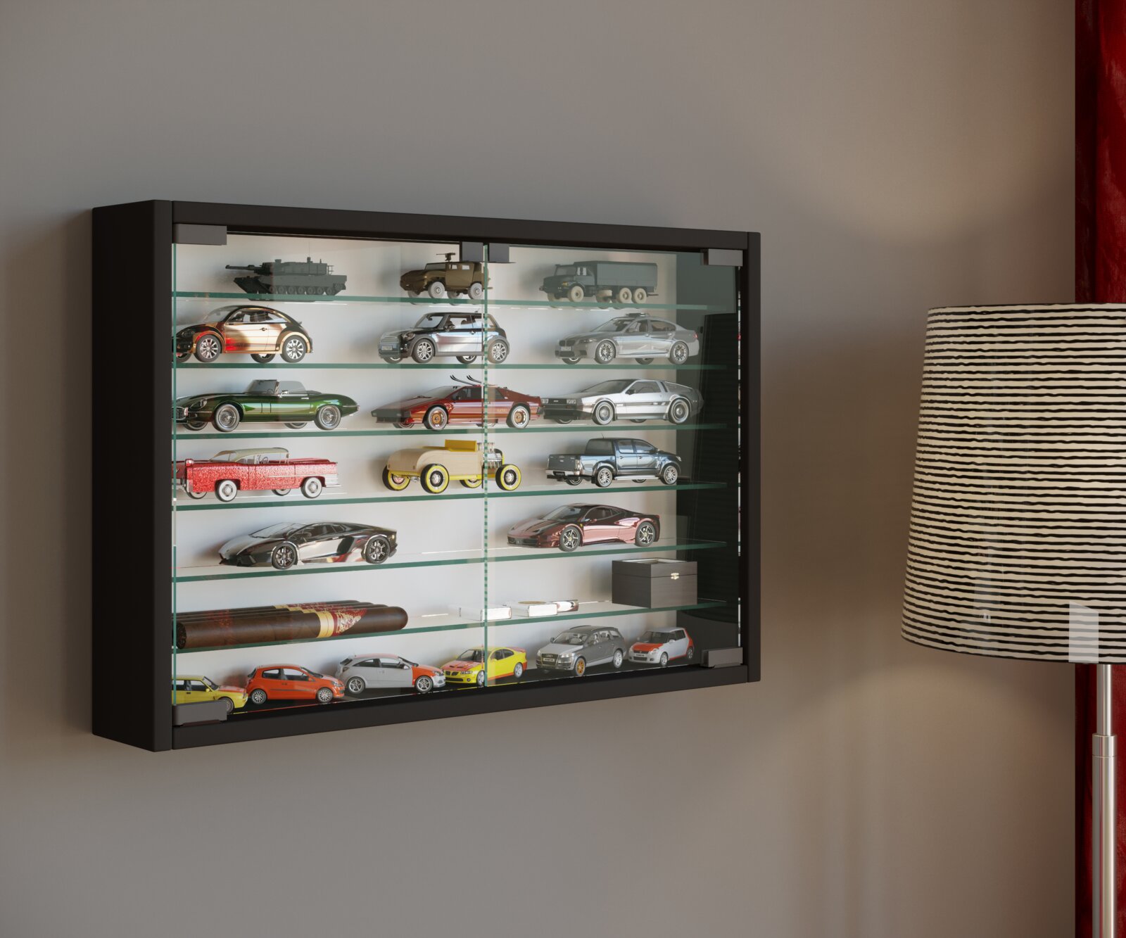 Schwarze Wandvitrine mit Glasfront und mehreren Glasböden, gefüllt mit Modellautos, in schräger Frontansicht von links an einer grauen Wand neben einer Stehlampe.