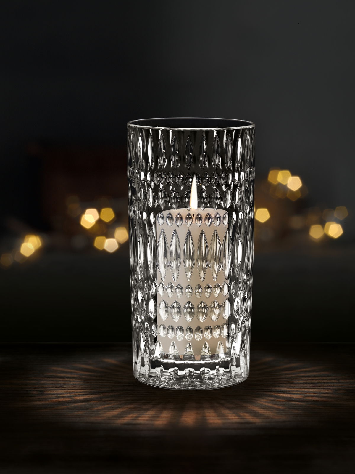 Nachtmann Vase/Windlicht ETHNO Kristallklare Nachtmann Vase oder Windlicht ETHNO mit elegantem Muster, frontal fotografiert, mit einer brennenden Kerze im Inneren, die ein warmes Licht ausstrahlt.
