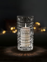 Kristallklare Nachtmann Vase oder Windlicht ETHNO mit elegantem Muster, frontal fotografiert, mit einer brennenden Kerze im Inneren, die ein warmes Licht ausstrahlt.