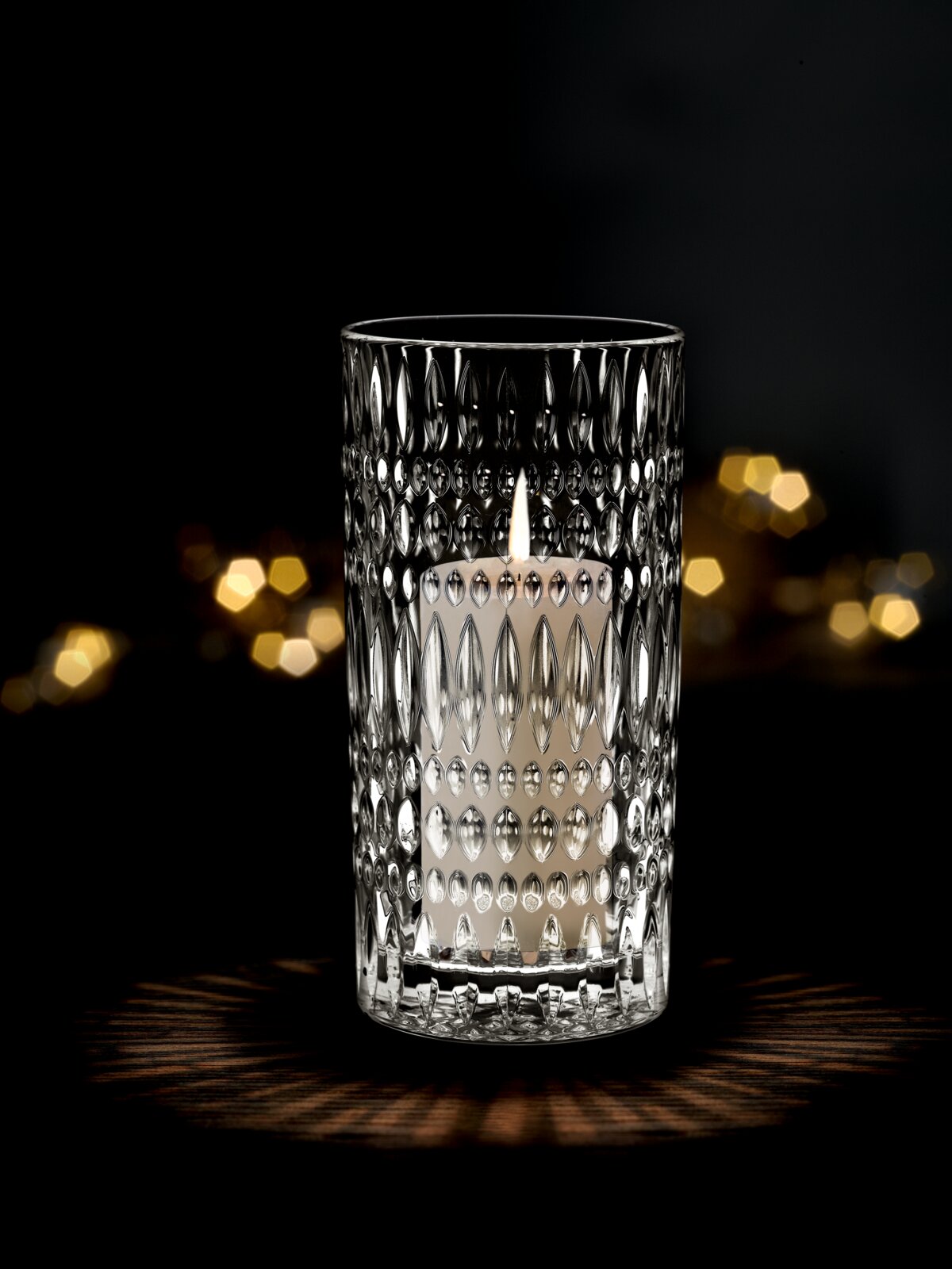 Nachtmann Vase/Windlicht 23.10cm ETHNO Kristallklare Nachtmann Vase oder Windlicht ETHNO mit elegantem Muster, frontal fotografiert, mit einer brennenden Kerze im Inneren, die ein warmes Licht ausstrahlt.